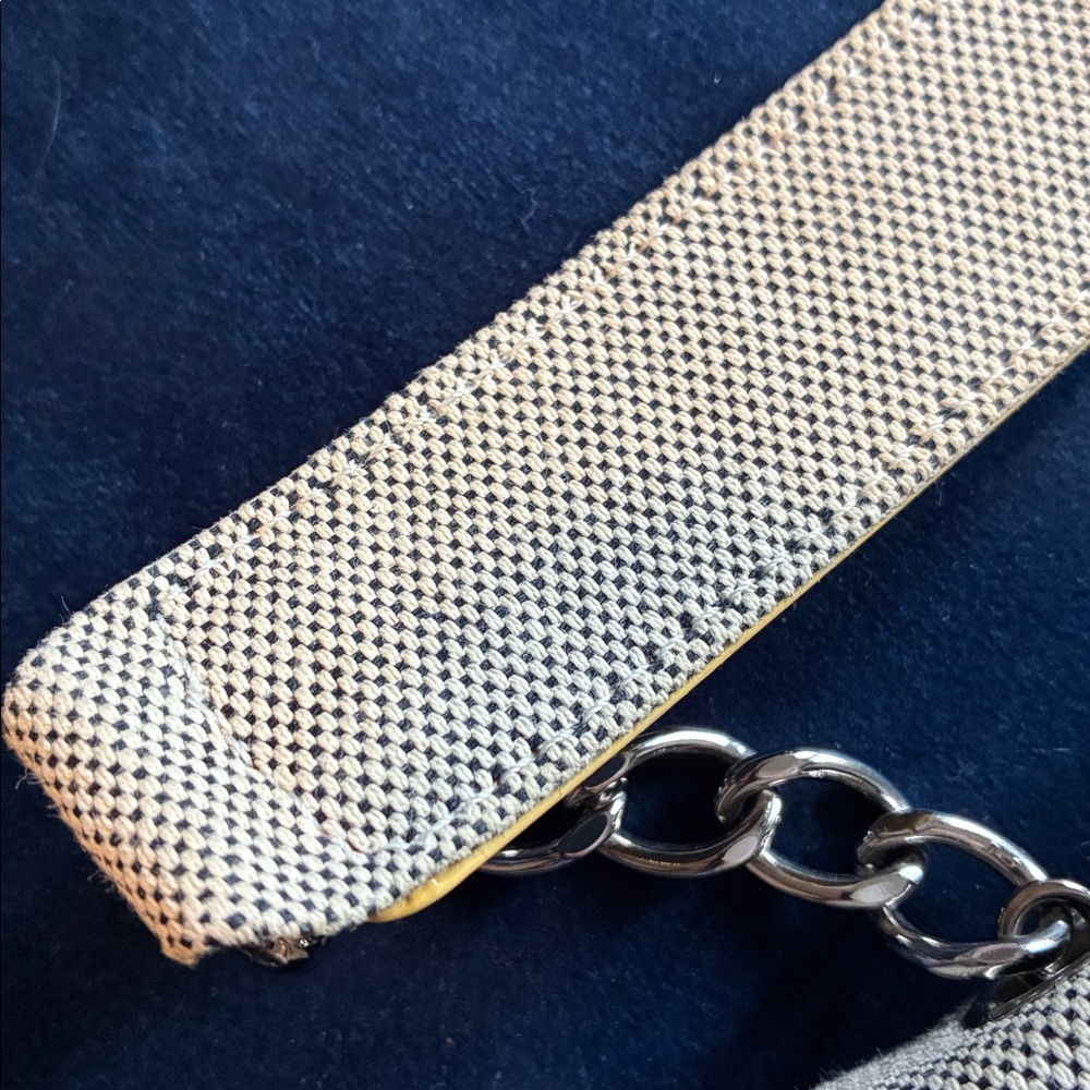 Authentic Vintage CHANEL Camellia No. 5 baguette - Picture 6 of 16